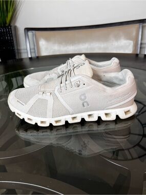 On Running Cloud 5 Sneakers in Light Grey Women's Sz 10
